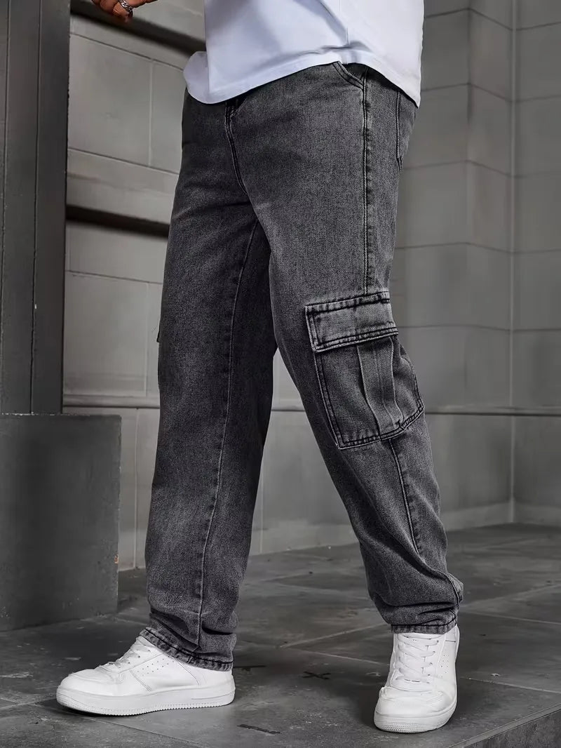 Zwarte heren cargo broek, loose fit en rechte pijp. Perfect voor een comfortabele, casual look.