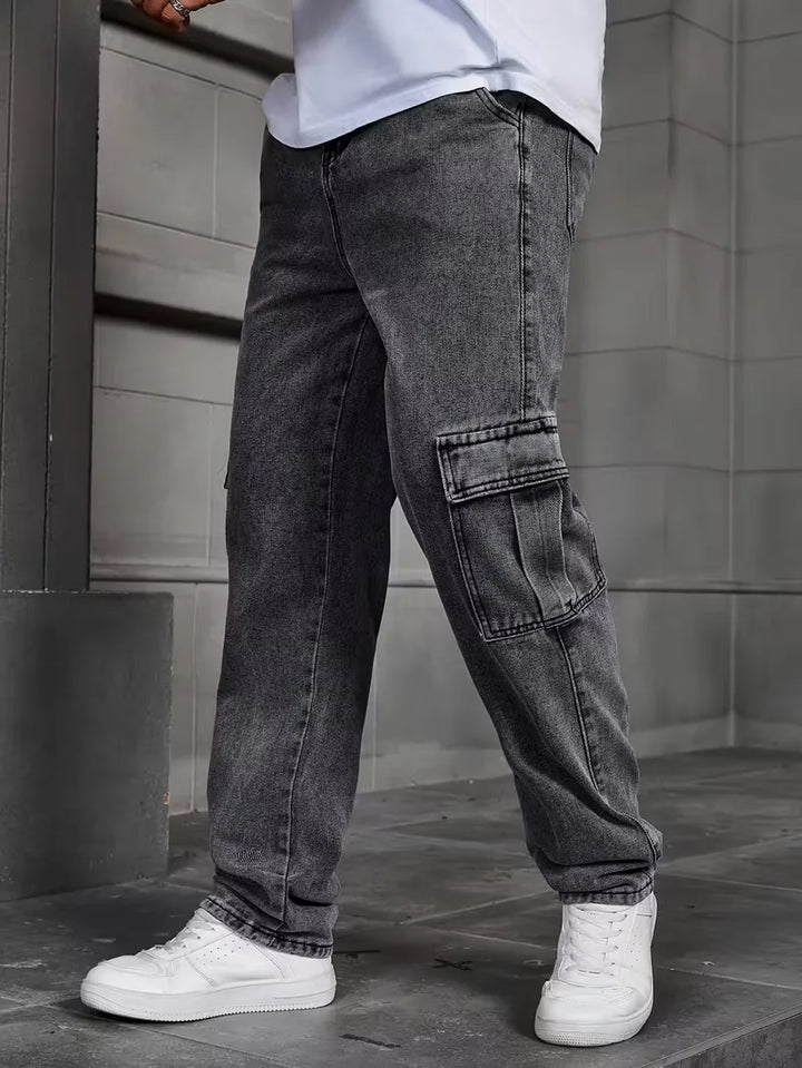 Zwarte heren cargo broek, loose fit en rechte pijp. Perfect voor een comfortabele, casual look.