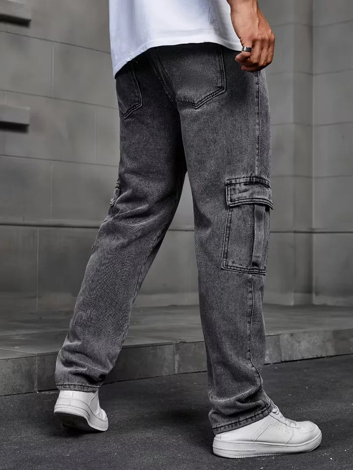 Stijlvolle zwarte loose fit heren cargo broek. Robuust ontwerp met rechte pijp voor moderne mannen.