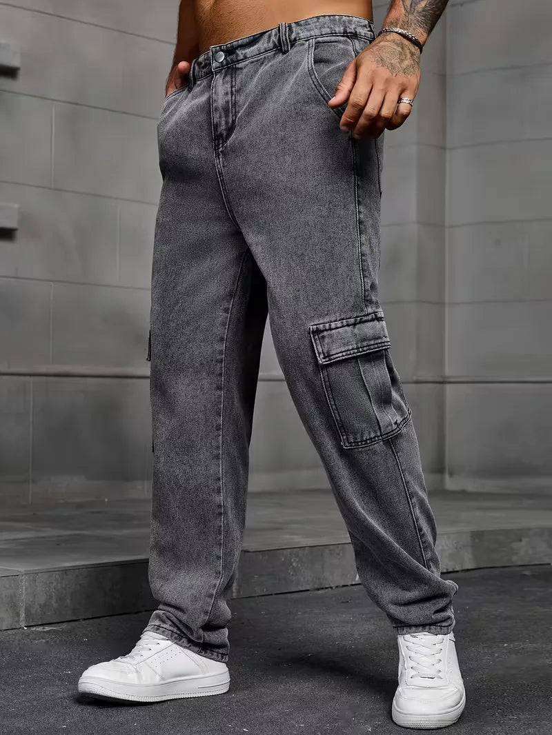 Trendy blauwe heren cargo broek, loose fit en rechte pijp. Perfect voor een casual streetwear outfit.
