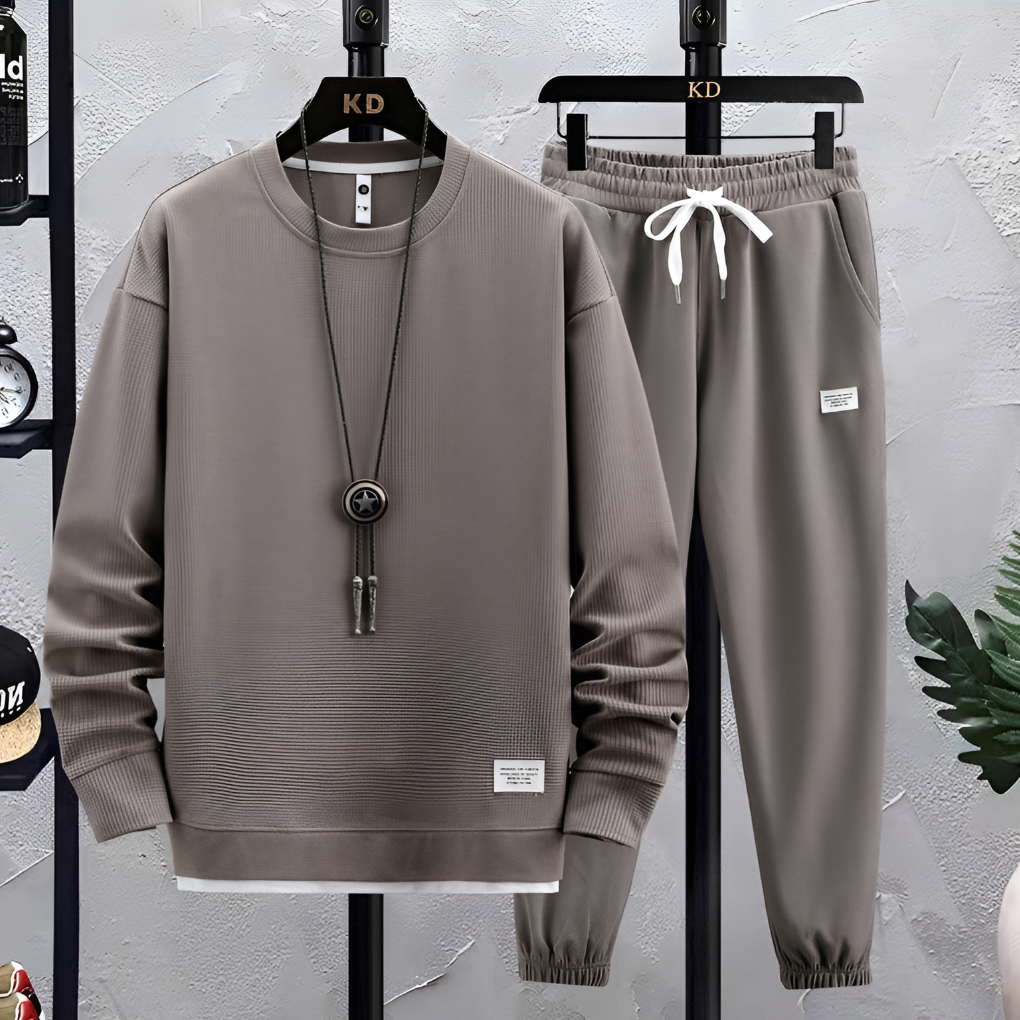 Comfortabel herenpak van zachte stof, geschikt als loungewear en casual herenkleding.
