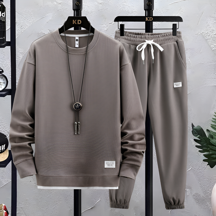 Comfortabel herenpak van zachte stof, geschikt als loungewear en casual herenkleding.