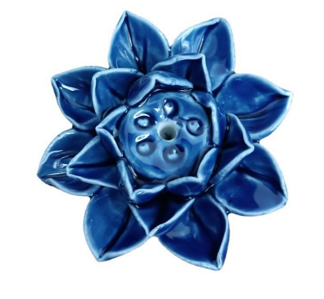 Wierookhouder van keramiek met lotusbloem design, creëert een serene ambiance voor ontspanning.