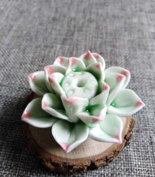 Rustgevende keramiek lotusbloem wierookhouder, perfect voor een zen-moment in je drukke dag.