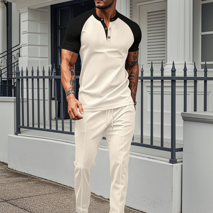Complete heren lounge set met losvallend shirt en aansluitende joggingbroek, perfect voor relaxte momenten.