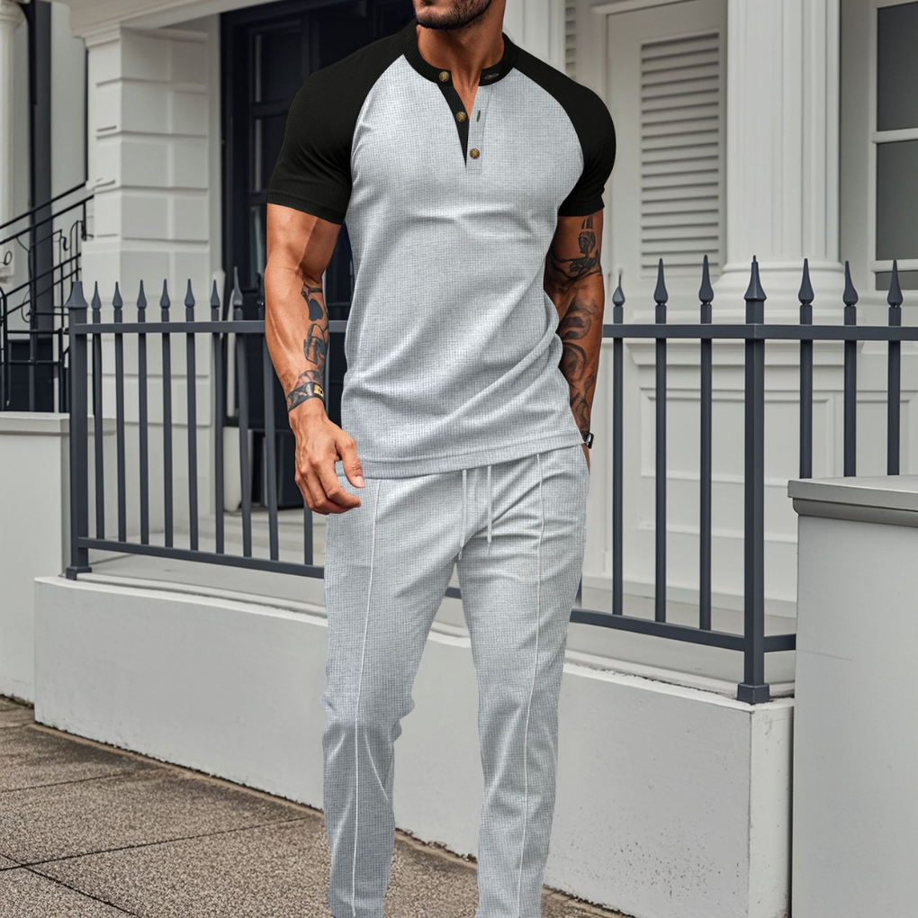 Zachte heren comfort set van ademend materiaal; een modern joggingpak met shirt en broek voor ultiem comfort.