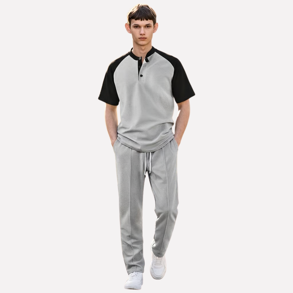 Sportief heren huispak: comfortabel shirt en joggingbroek, ideaal als lounge set of casual outfit voor thuis en onderweg.