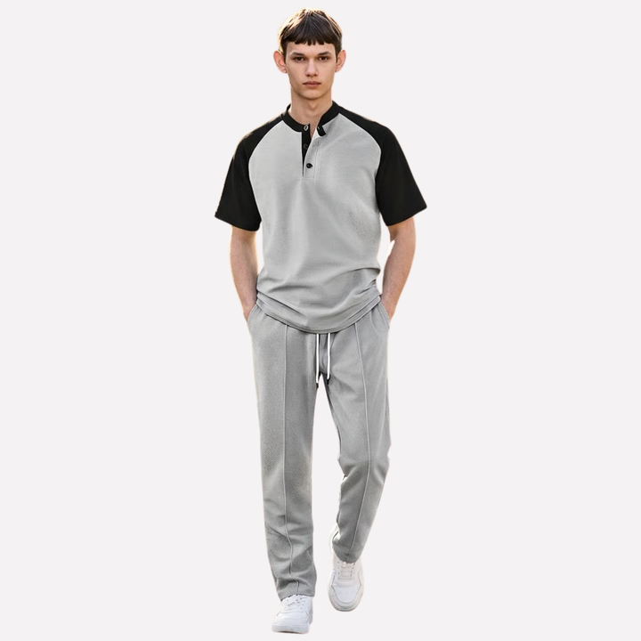 Sportief heren huispak: comfortabel shirt en joggingbroek, ideaal als lounge set of casual outfit voor thuis en onderweg.