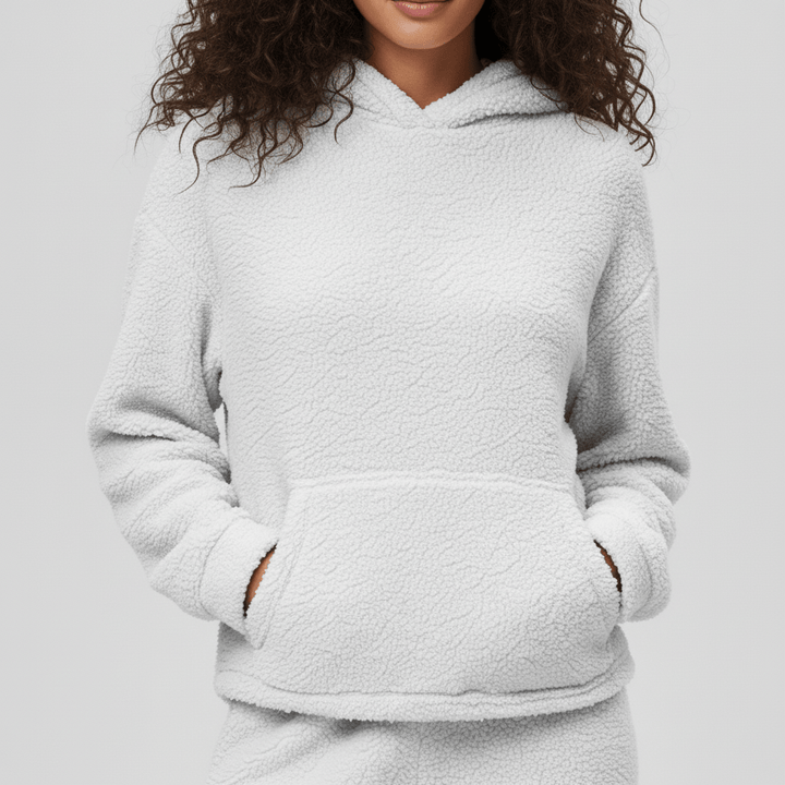 Close-up van de zachte stof en de kangoeroezak van de dames loungewear set.
