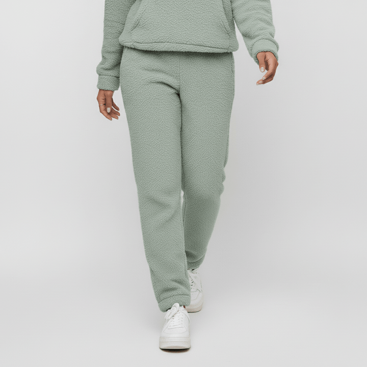Vrouw draagt stijlvol huispak met hoodie, perfect voor casual vrijetijdskleding.