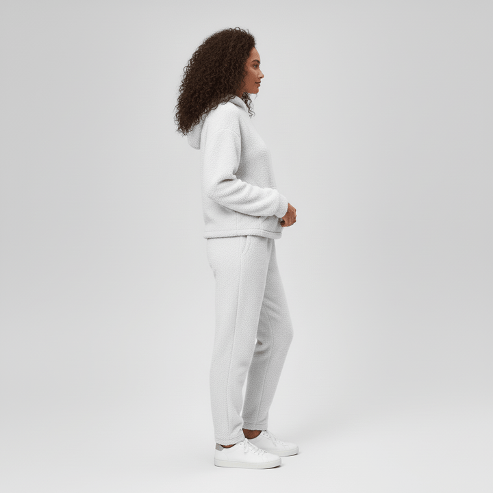 Loungewear set van bovenaf, detail van de zachte stof en nette afwerking.