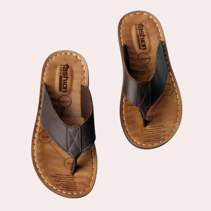 Bruine KOLUA herenslipper met luxe comfort en optimale ondersteuning; ideale casual instapper voor de zomer.