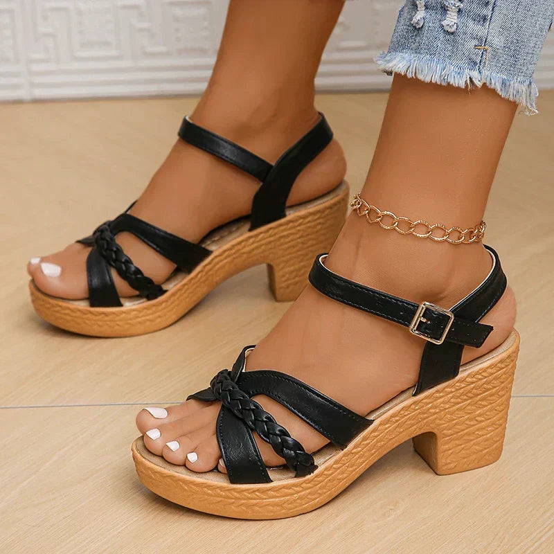 Comfortabele witte dames sandalen met brede hak, platformzool en gevlochten enkelband. Modieus voor vrouwen.