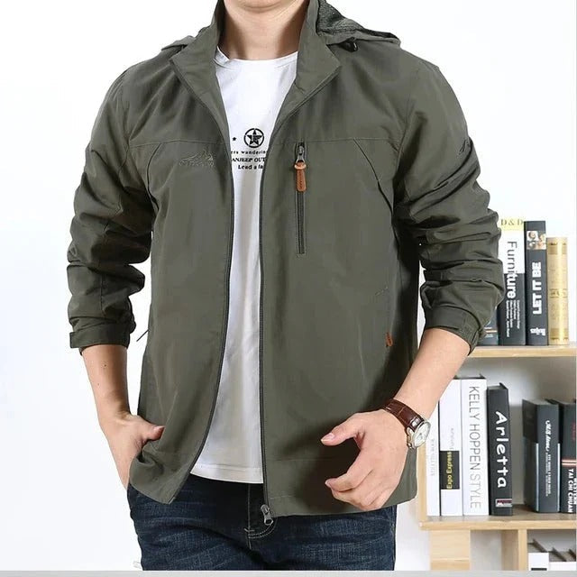 Comfortabel heren lentejas, winddicht en waterdicht, in militaire stijl. Ideaal als casual zomerjas voor buiten.