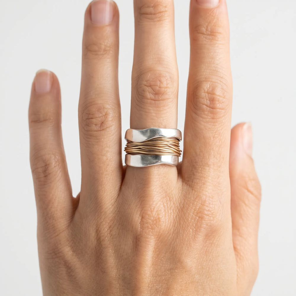 Minimalistische unisex zilveren ring met gouden detail. Comfortabel en stijlvol sieraad voor dames en heren.
