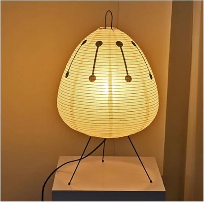 Ronde Japanse rijstpapier tafellamp, zacht licht voor een serene slaapkamer.