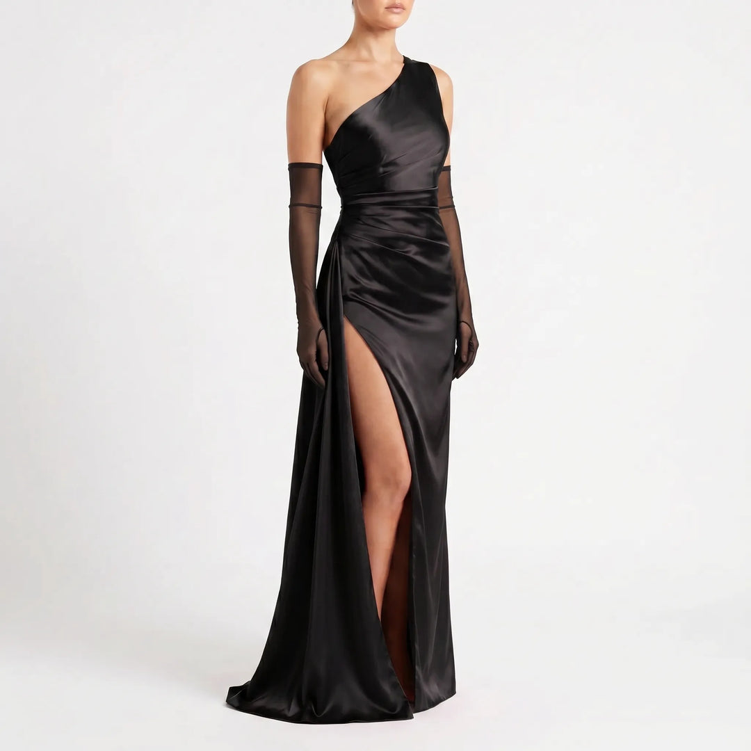 Chique dames avondjurk, asymmetrisch met enkele schouderband, lange en elegante pasvorm.