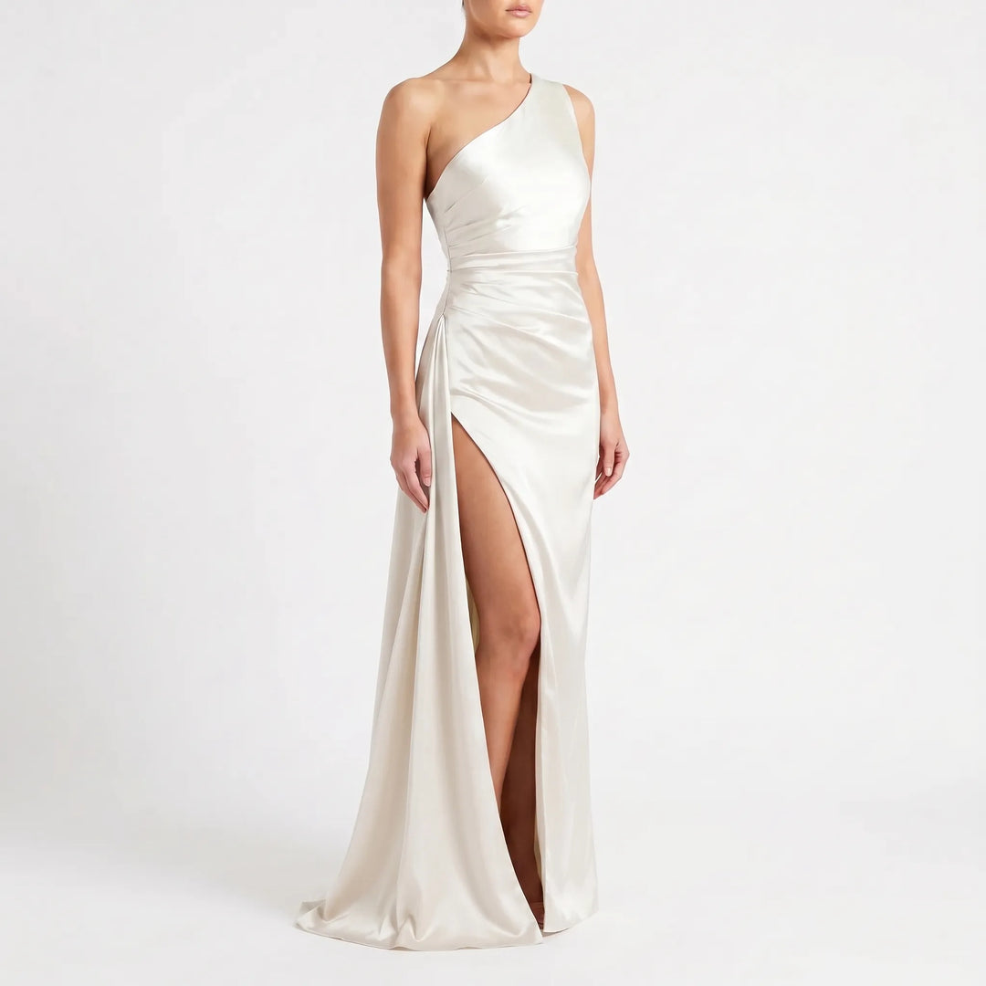 Exclusieve dames feestjurk, asymmetrisch met one-shoulder design; lange, vloeiende avondjurk.
