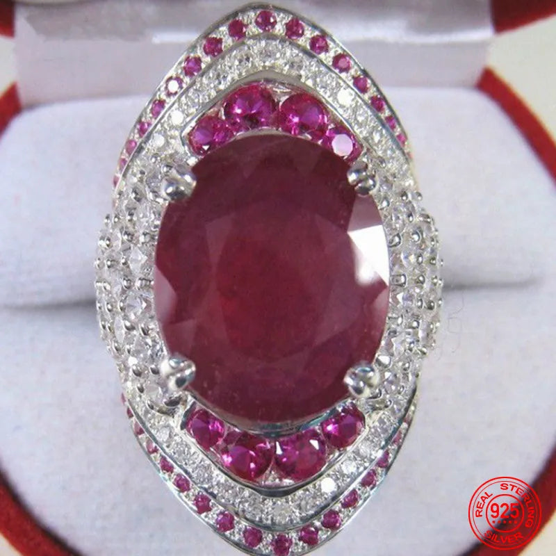 Schitterende zilveren dames ring met een levendige robijn. Gemaakt van 925 zilver, een elegant en tijdloos sieraad.