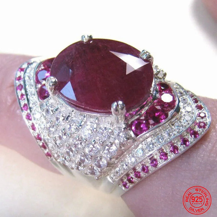Damesring Seraphine: 925 zilveren ring met een sprankelende robijn, perfect als elegant sieraad. Tijdloos design.