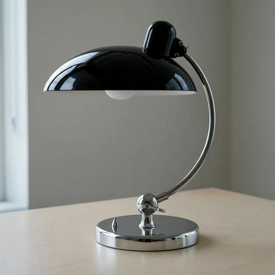 Verstelbare tafellamp met metalen koepelkap in retro design, ideaal als lees- of bureaulamp voor sfeervolle verlichting.