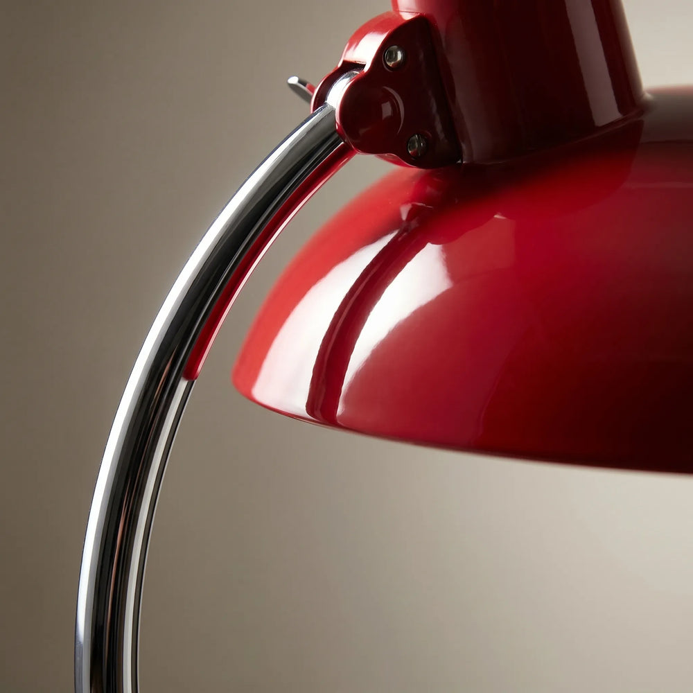 Stijlvolle retro tafellamp met verstelbare arm en metalen koepelkap, perfect voor werk, lezen of als sfeermaker.