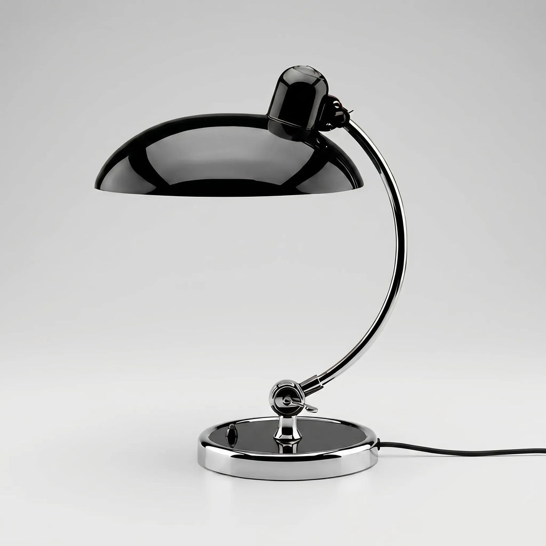 Moderne retro tafellamp, verstelbaar en met koepelkap. Geschikt voor interieurverlichting, als lees- of bureaulamp.