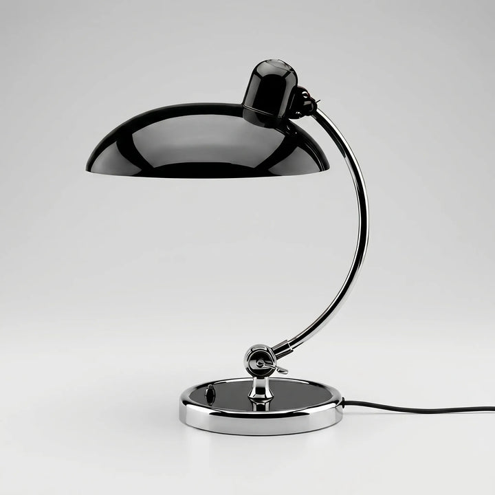 Moderne retro tafellamp, verstelbaar en met koepelkap. Geschikt voor interieurverlichting, als lees- of bureaulamp.