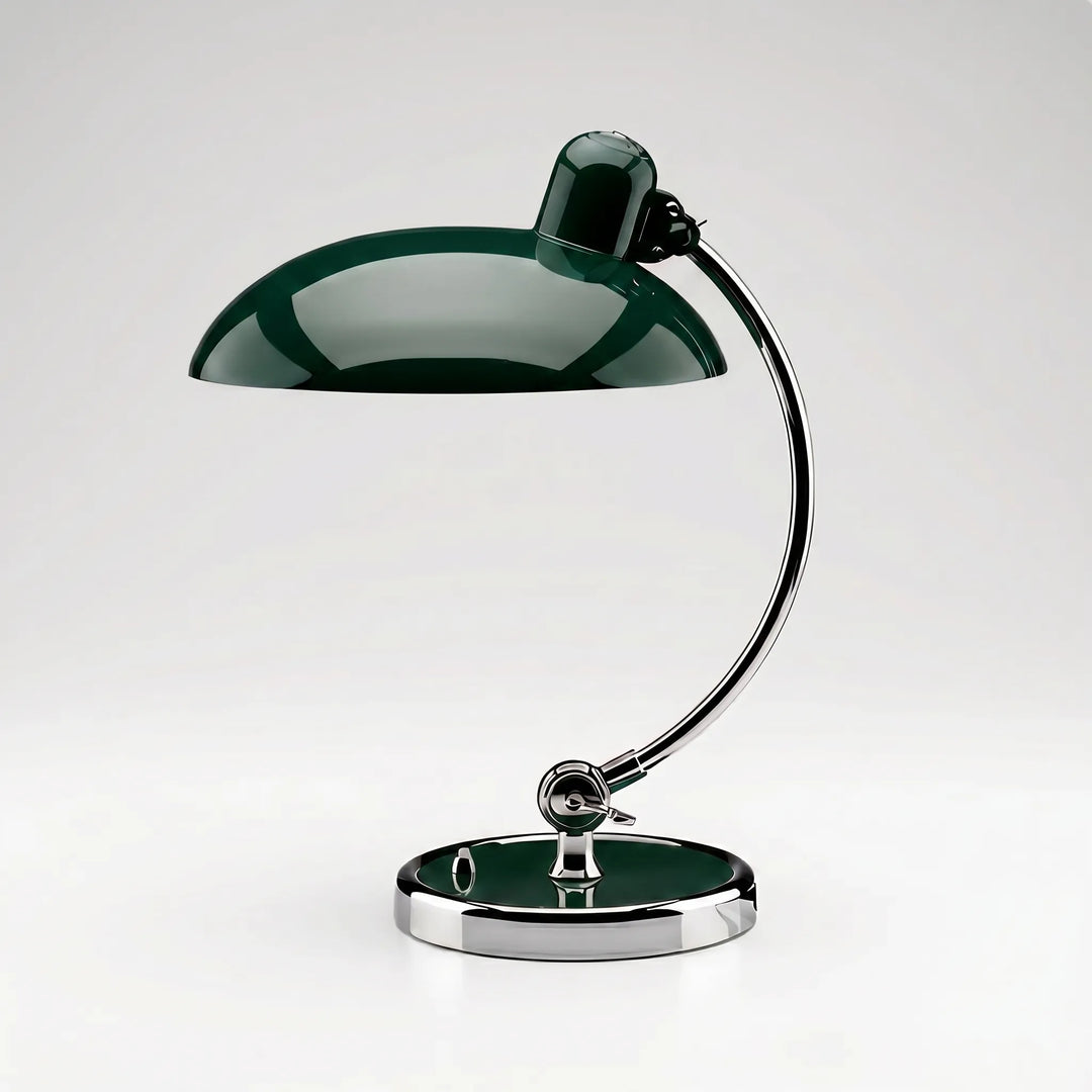 Sfeervolle metalen tafellamp met verstelbare arm en ronde koepelkap; een eyecatcher in elk interieur.