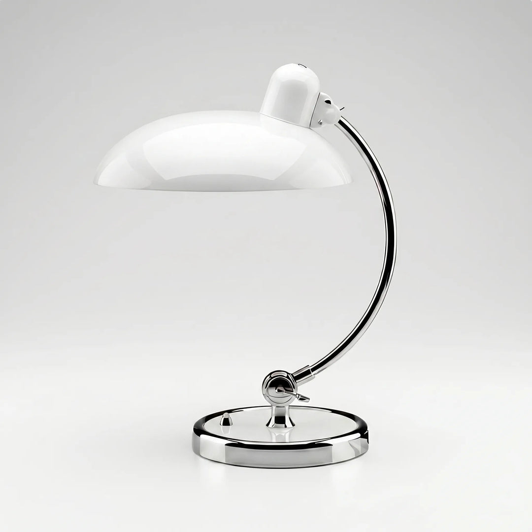 Elegante verstelbare tafellamp met metalen koepelkap, perfect voor gerichte of sfeerverlichting met een E27 lamp.