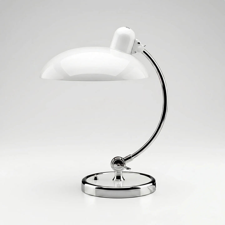 Elegante verstelbare tafellamp met metalen koepelkap, perfect voor gerichte of sfeerverlichting met een E27 lamp.