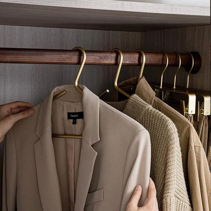 Gouden metalen Closura kledinghangers met antislipcoating, perfect voor stijlvolle garderobe.