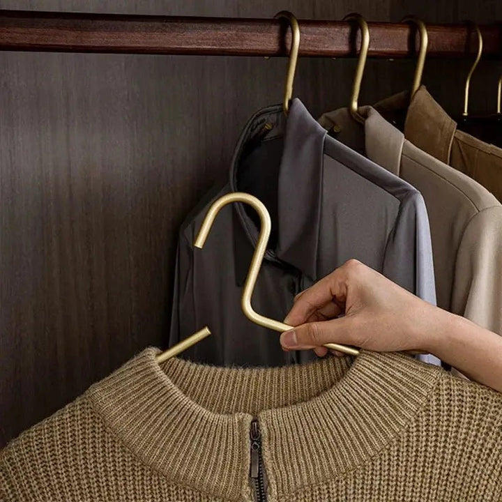 Duurzame antislip kledinghangers houden kleding kreukvrij en georganiseerd in de kast.