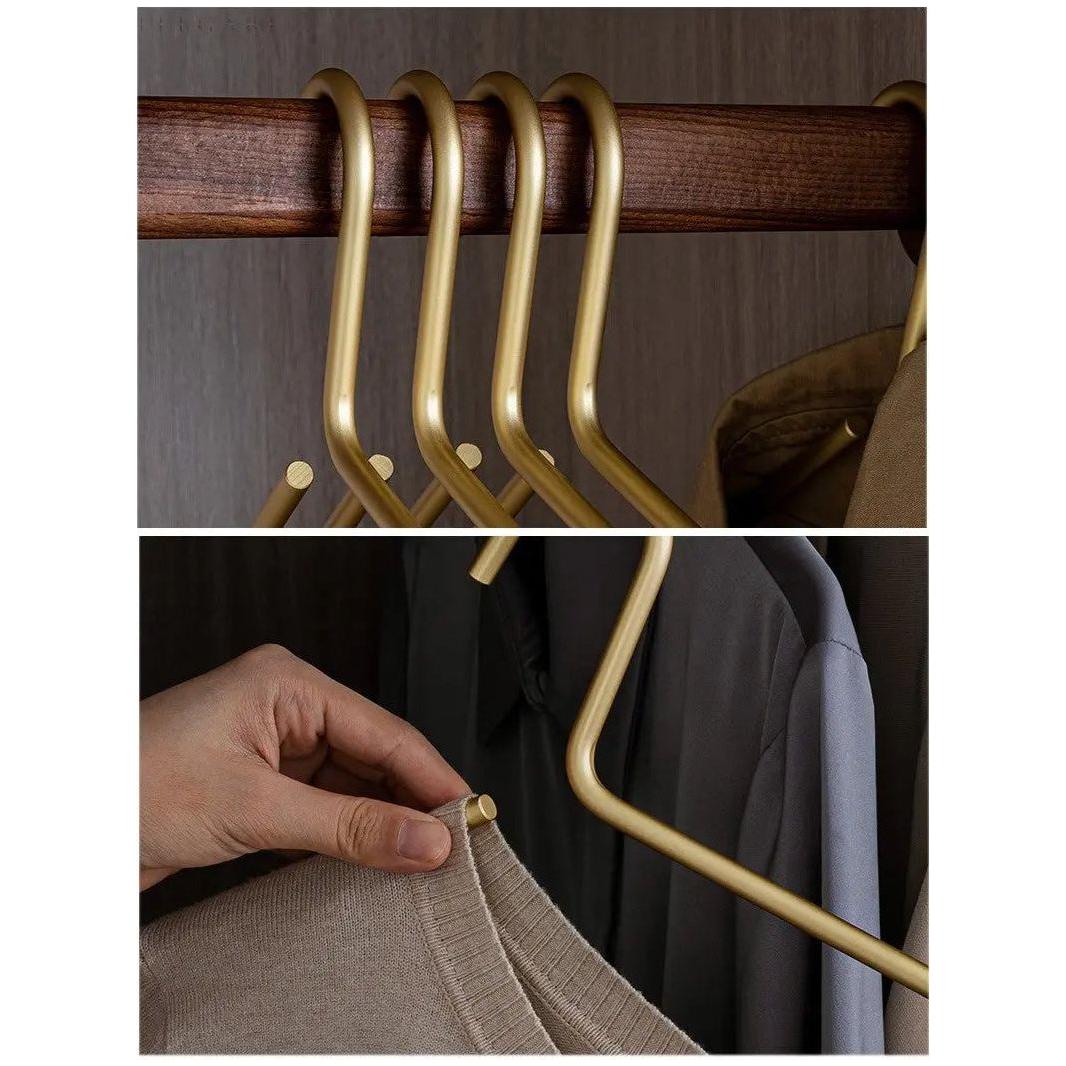 Luxe Closura antislip kledinghangers van metaal, ideaal voor een opgeruimde garderobe.
