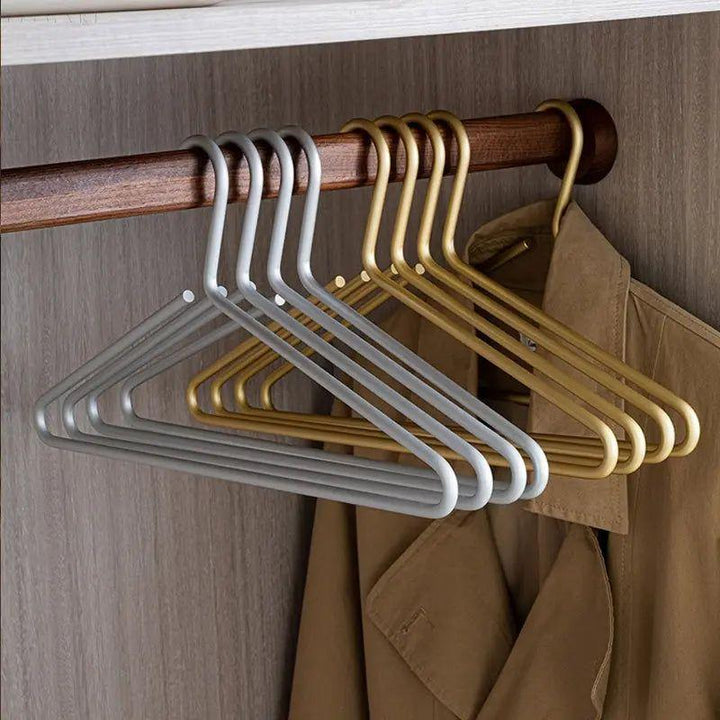 Voorkom afglijden met deze luxe antislip kledinghangers voor al uw kledingstukken.