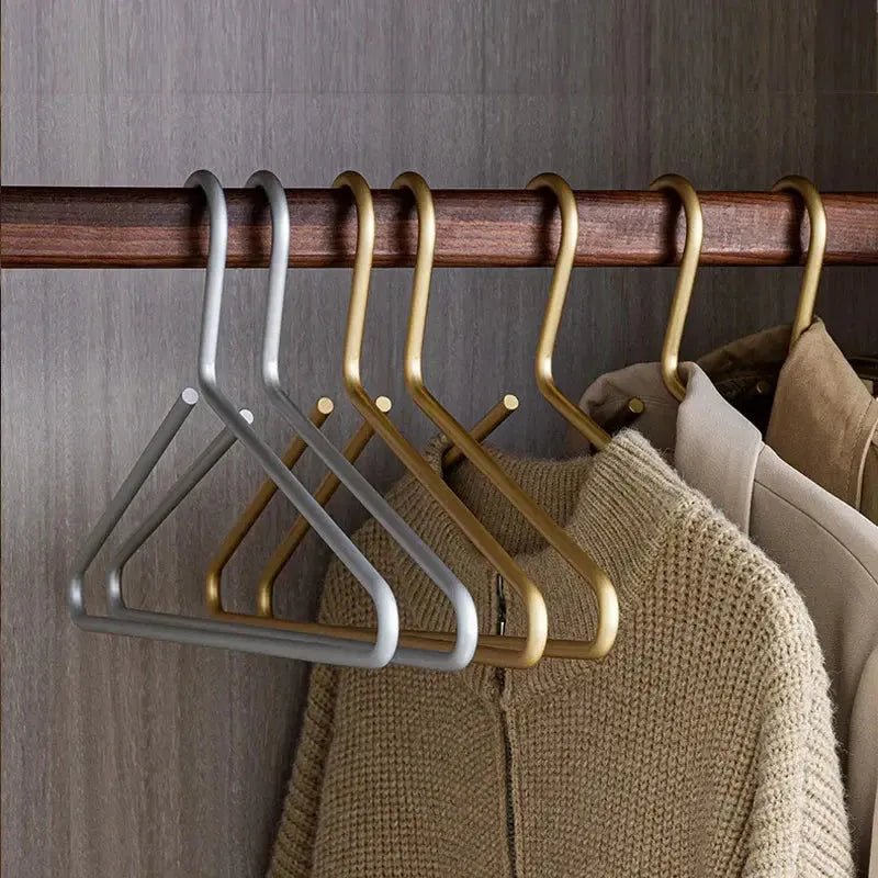 Set van Closura antislip kledinghangers, duurzaam metaal voor georganiseerde kasten.
