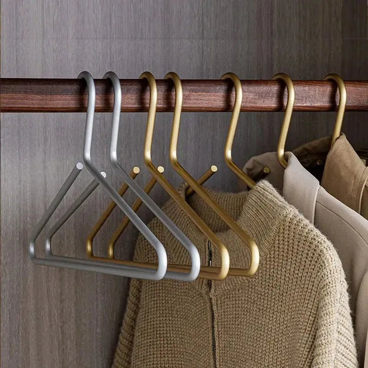 Set van Closura antislip kledinghangers, duurzaam metaal voor georganiseerde kasten.