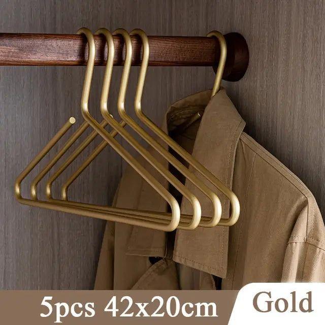 Organiseer uw garderobe met luxe antislip kledinghangers voor blouses, broeken en jassen.
