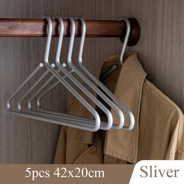 Sterke metalen kledinghangers met antislip, perfect voor het duurzaam opbergen van luxe kleding.