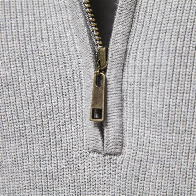 Model draagt stijlvolle heren halve rits trui; veelzijdig voor zowel casual als smart-casual gelegenheden.