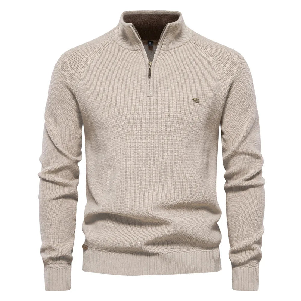 Detail van de opstaande kraag en halve rits van een modieuze heren trui, perfect voor herfst en winter.