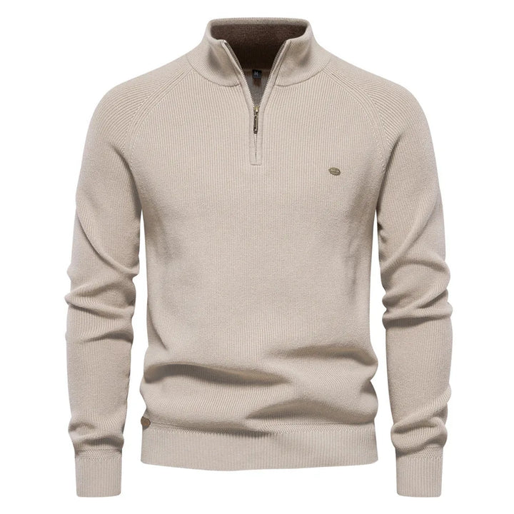 Detail van de opstaande kraag en halve rits van een modieuze heren trui, perfect voor herfst en winter.