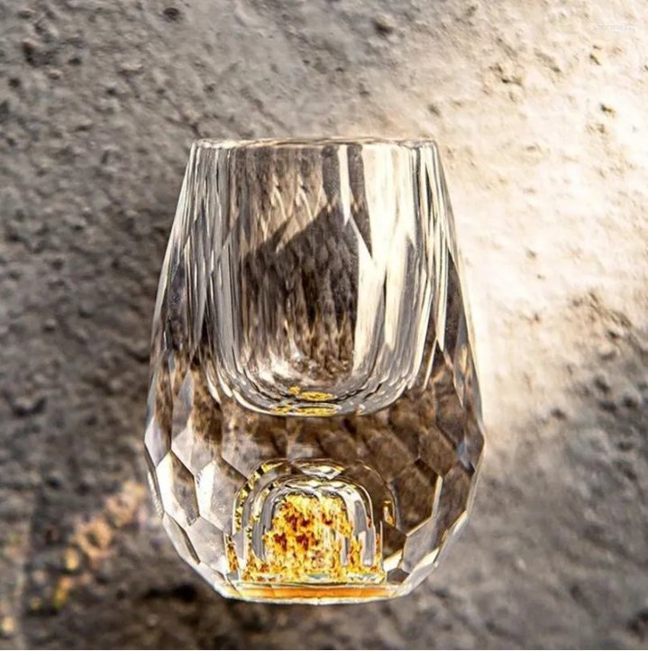 Schitterende kristallen shotglazen met verfijnd design, ideaal voor feestelijke gelegenheden en huisbars.