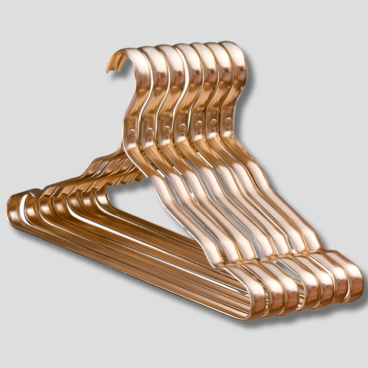 Set van 10 antislip aluminium kledinghangers voor optimale kastorganisatie; voorkomt afzakken kleding, luxe design.