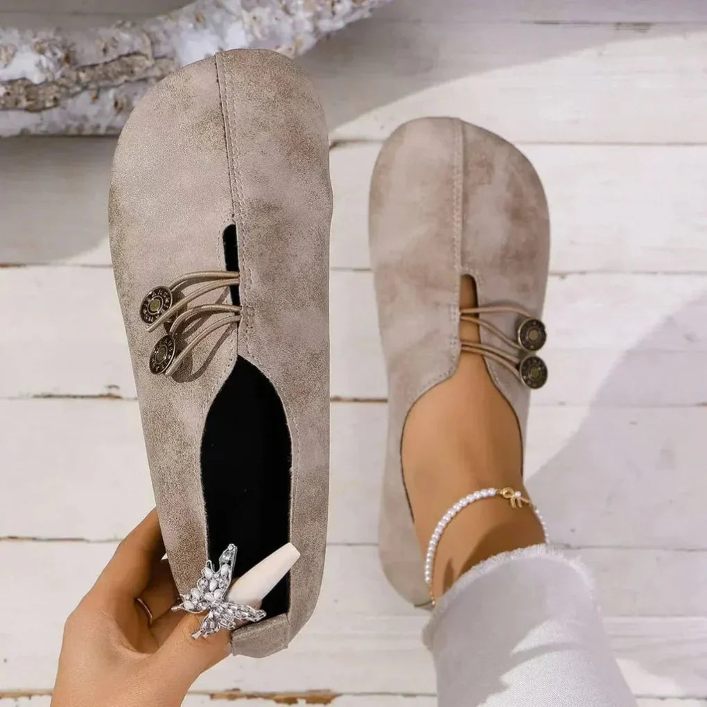 Comfortabele platte dames schoenen met orthopedische voetondersteuning, ideaal als dagelijkse wandelschoenen.