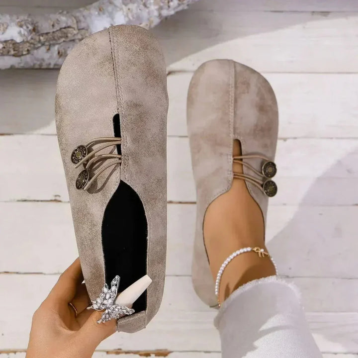 Comfortabele platte dames schoenen met orthopedische voetondersteuning, ideaal als dagelijkse wandelschoenen.