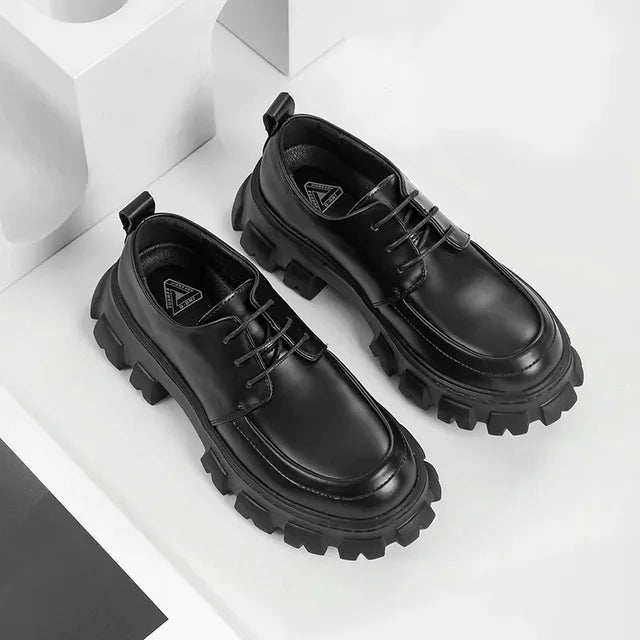 Veelzijdige zwarte heren instappers met dikke zool, 'Ethan' stijl, geschikt voor zowel casual als geklede outfits.