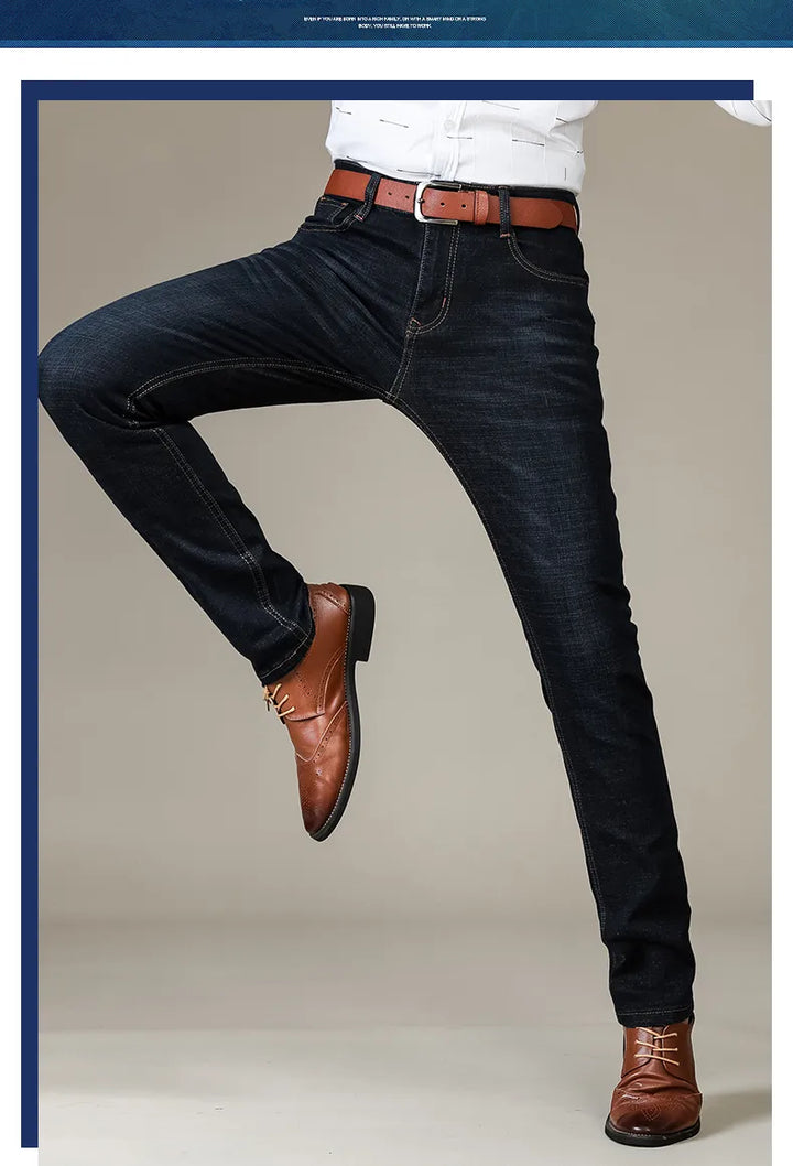 Veelzijdige rechte heren jeans, verkrijgbaar in blauw en zwart, met comfortabele stretch.