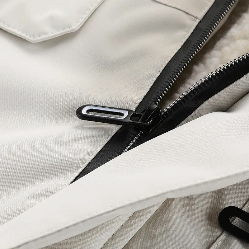 Strakke pasvorm heren winterjas, modern en warm, met capuchon detail.