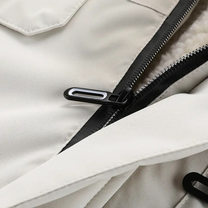 Strakke pasvorm heren winterjas, modern en warm, met capuchon detail.